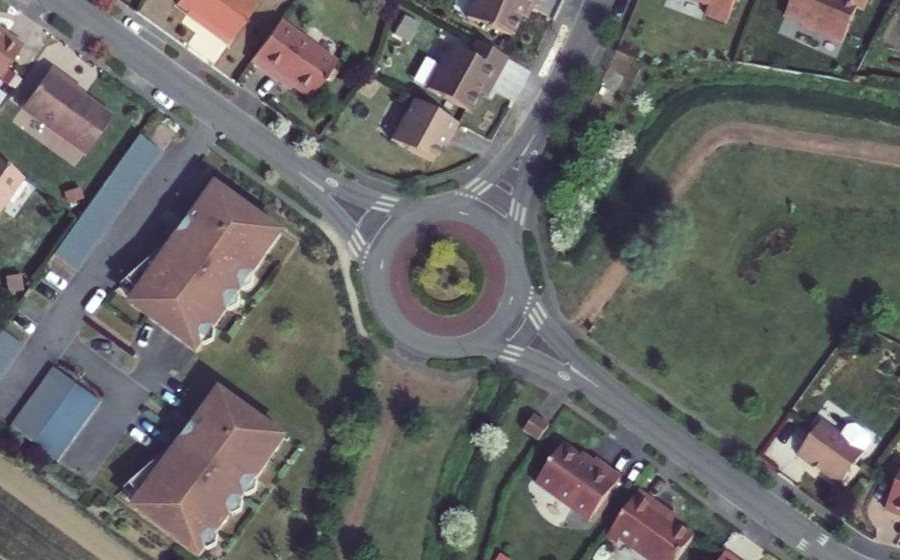 Vue aérienne du Rond-point anonyme n°81754983