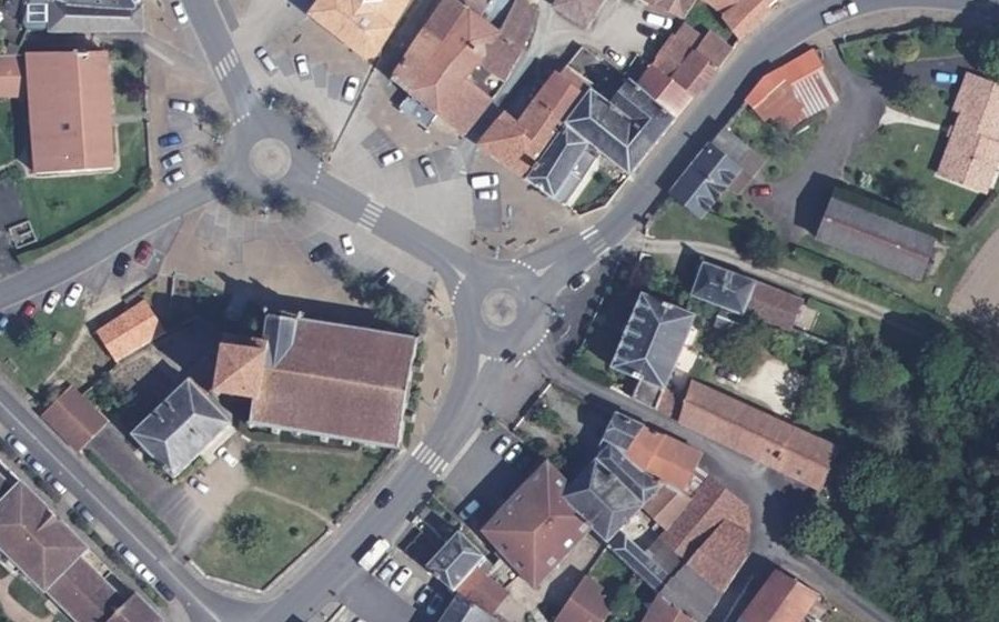 Vue aérienne du Rond-point anonyme n°81756808