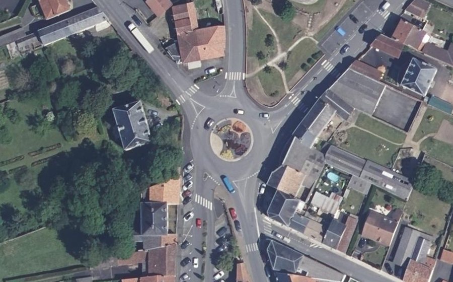Vue aérienne du Rond-point anonyme n°81756877