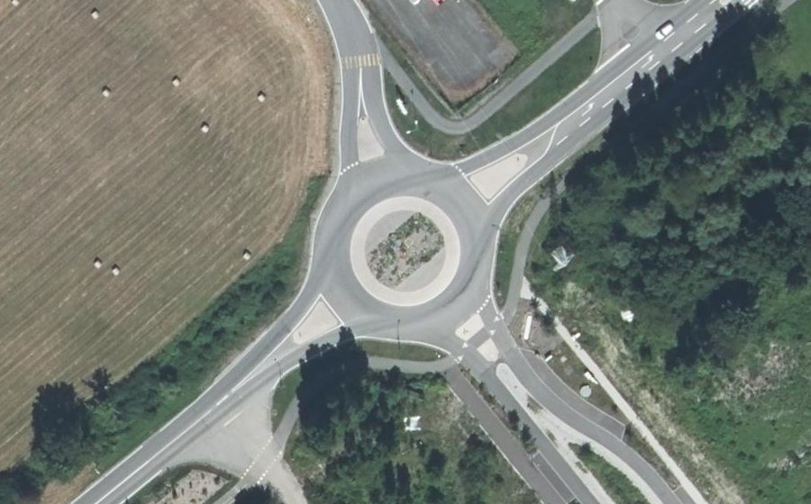 Vue aérienne du Rond-point anonyme n°817578654