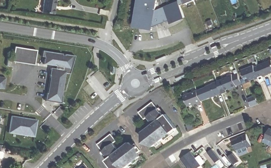 Vue aérienne du Rond-point anonyme n°817838660