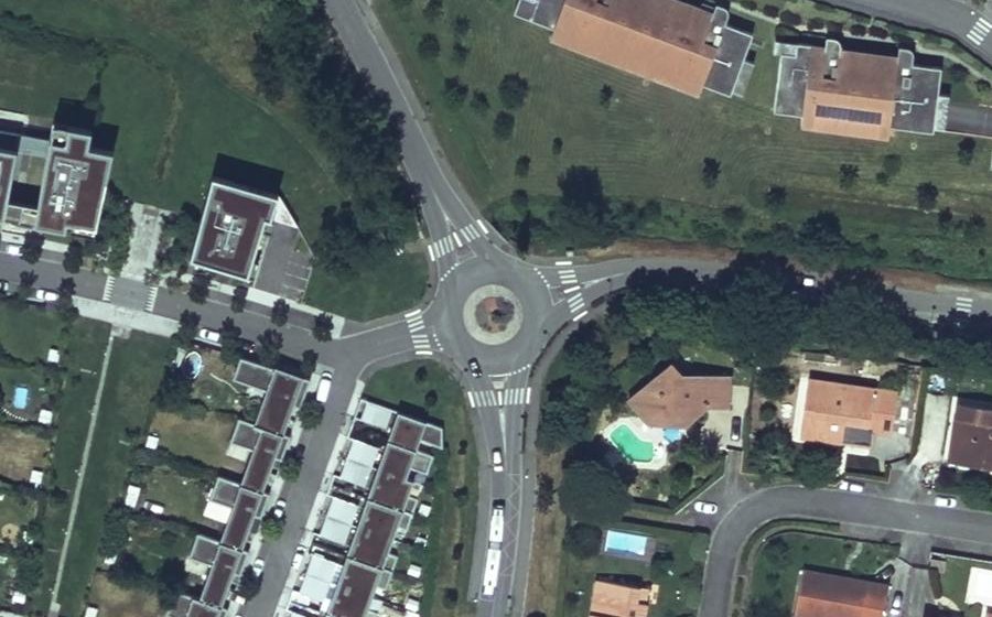 Vue aérienne du Rond-point anonyme n°817871891