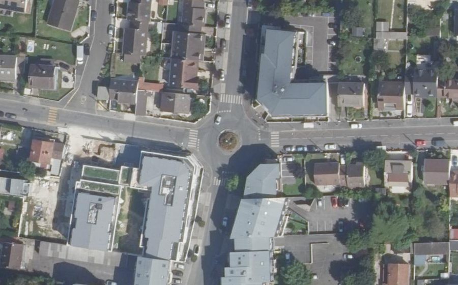 Vue aérienne du Rond-point anonyme n°81792668