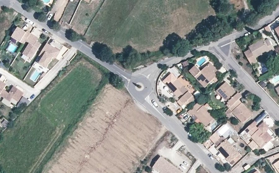 Vue aérienne du Rond-point anonyme n°818079211