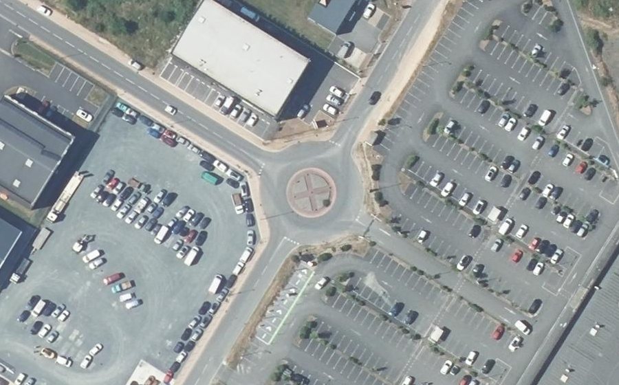 Vue aérienne du Rond-point anonyme n°81814685