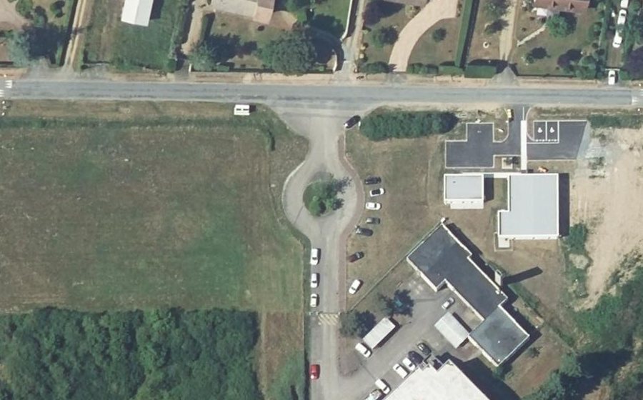 Vue aérienne du Rond-point anonyme n°81826117