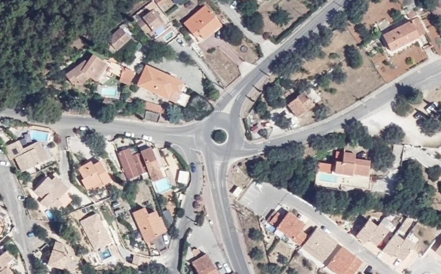 Vue aérienne du Rond-point anonyme n°818304742