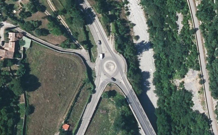 Vue aérienne du Rond-point anonyme n°81877815