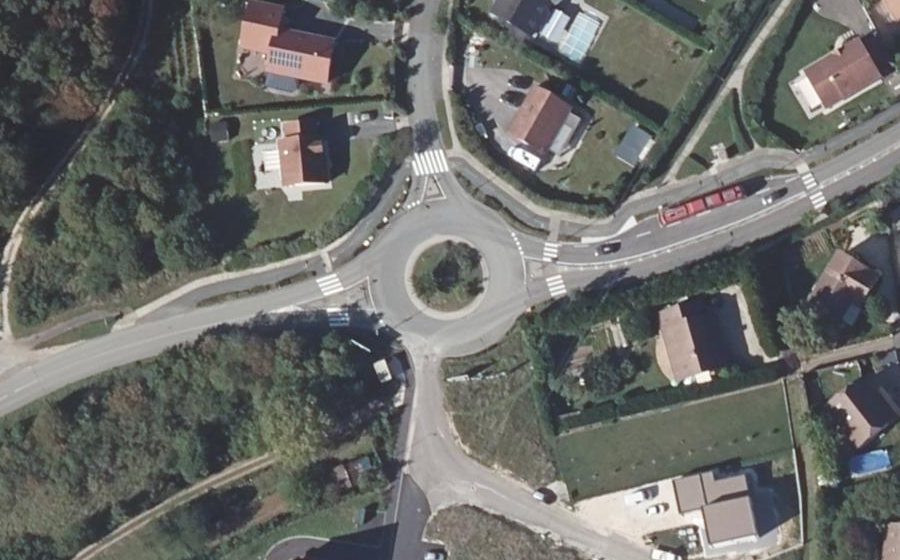 Vue aérienne du Rond-point anonyme n°81891507