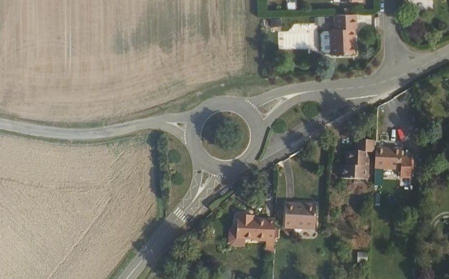 Vue aérienne du Rond-point anonyme n°81894949