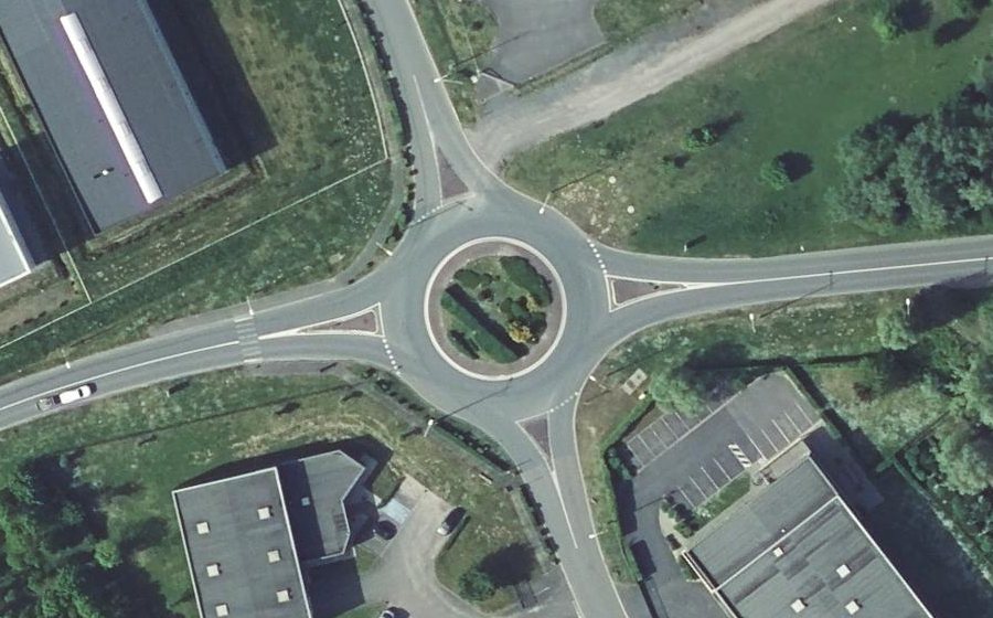Vue aérienne du Rond-point anonyme n°819129626