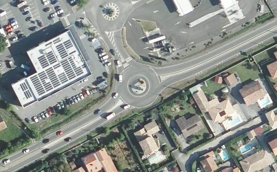 Vue aérienne du Rond-point anonyme n°819534623