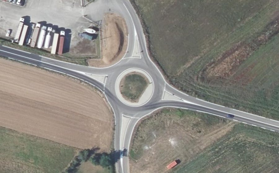 Vue aérienne du Rond-point anonyme n°819615987
