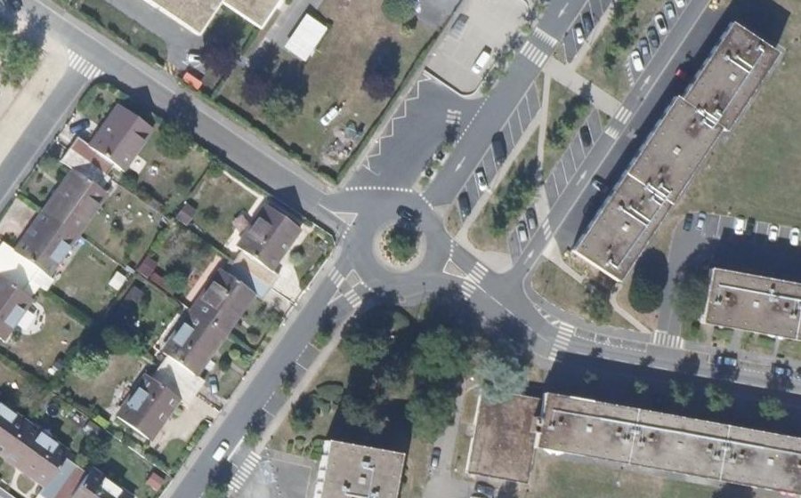 Vue aérienne du Rond-point anonyme n°81988820