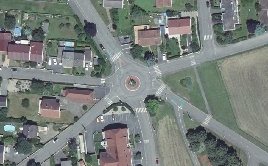 Vue aérienne du Rond-point anonyme n°81993750