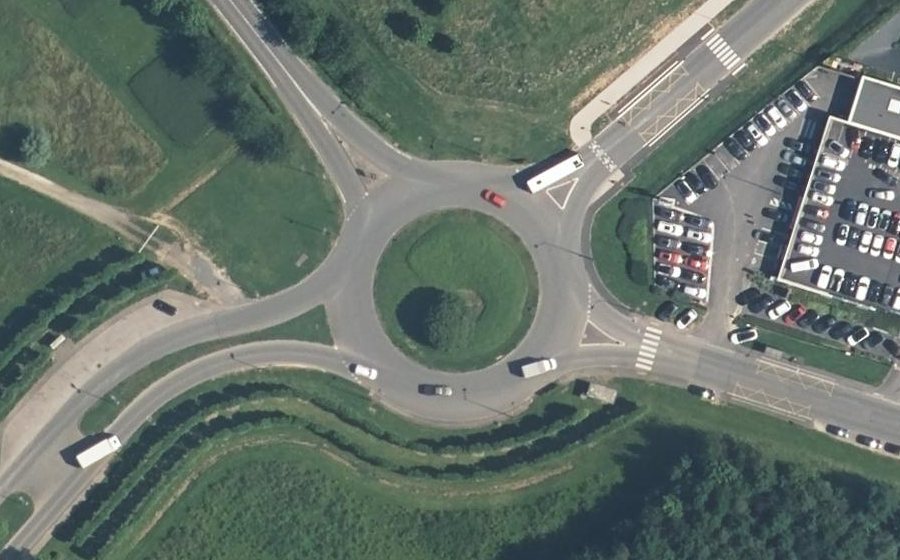 Vue aérienne du Rond-point anonyme n°820100637