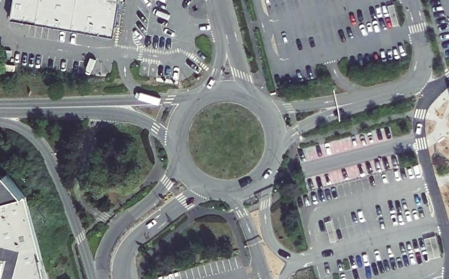 Vue aérienne du Rond-point anonyme n°82075037