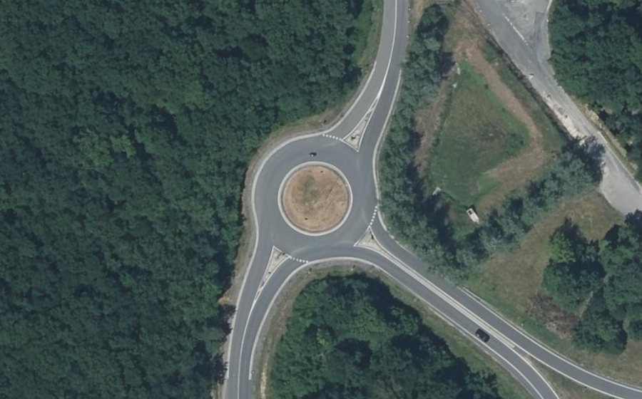 Vue aérienne du Rond-point anonyme n°82122573