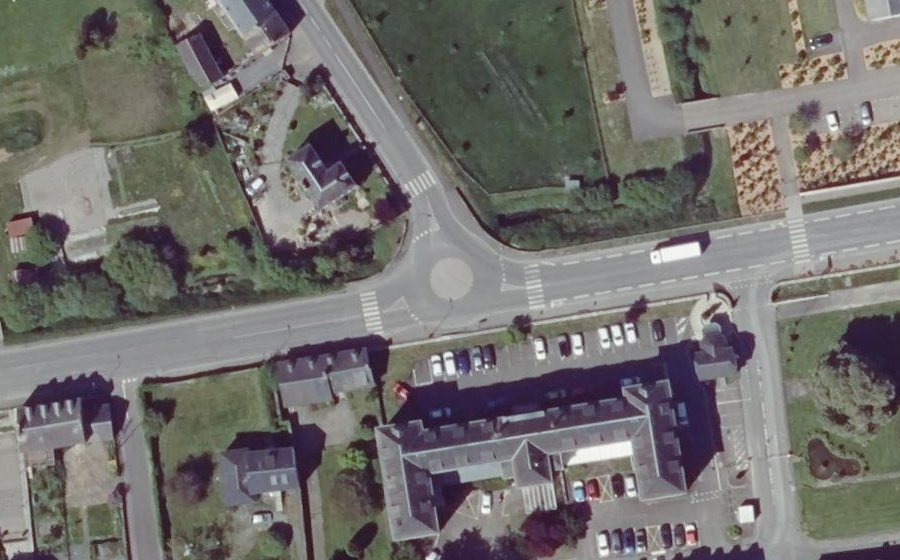 Vue aérienne du Rond-point anonyme n°821998451