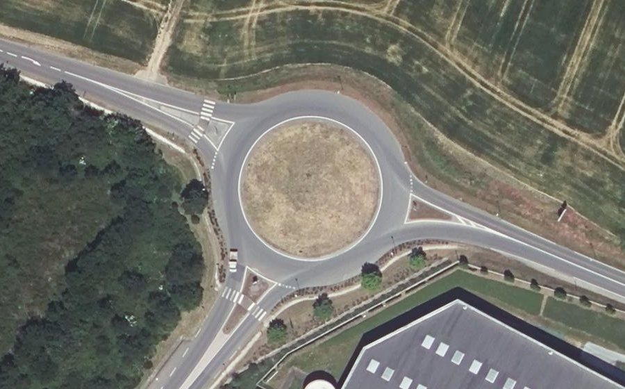 Vue aérienne du Rond-point anonyme n°82202760