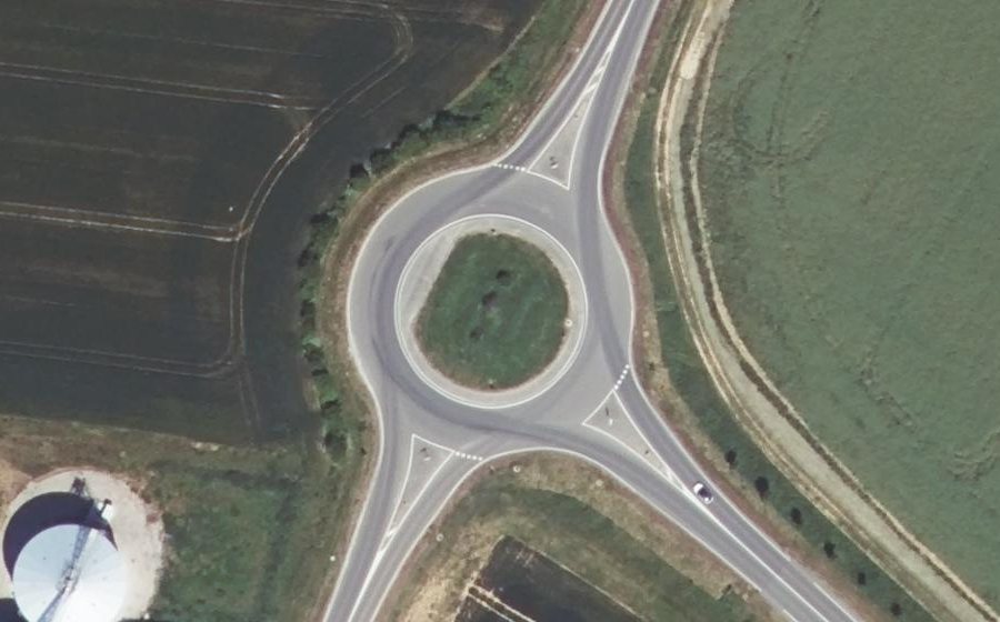 Vue aérienne du Rond-point anonyme n°82202761