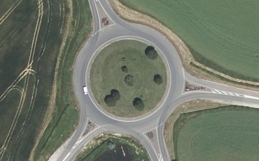 Vue aérienne du Rond-point anonyme n°82202763