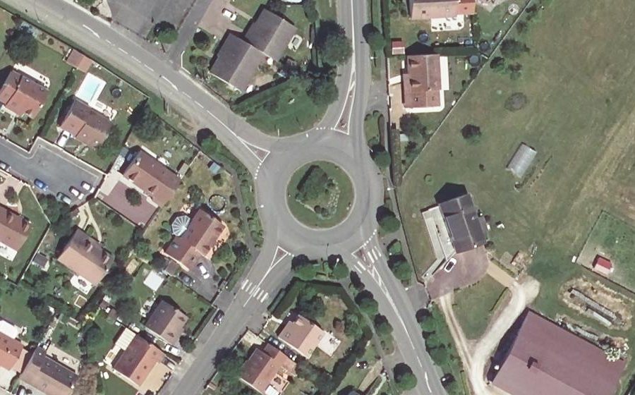Vue aérienne du Rond-point anonyme n°82202776