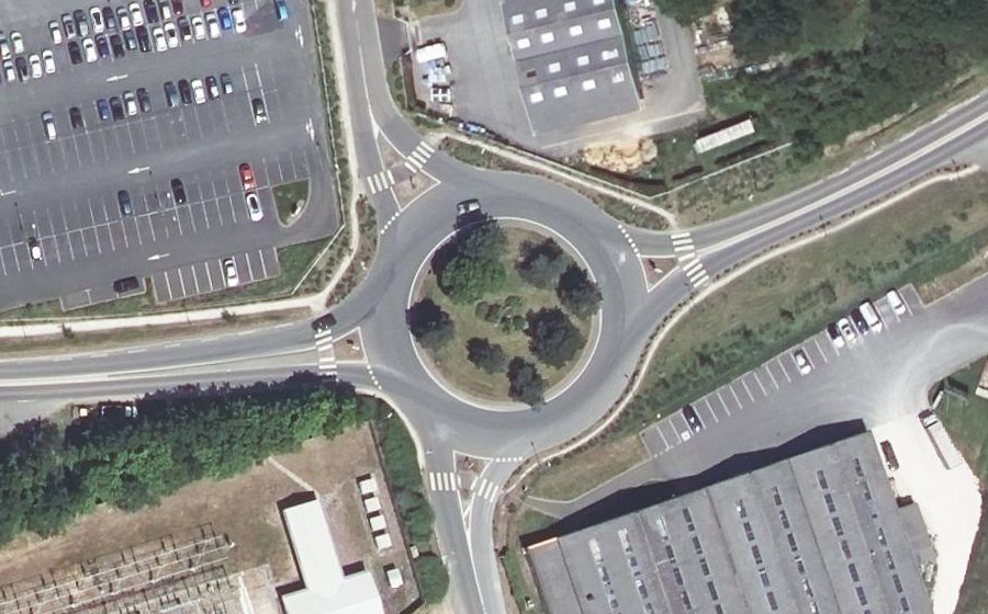 Vue aérienne du Rond-point anonyme n°82202798