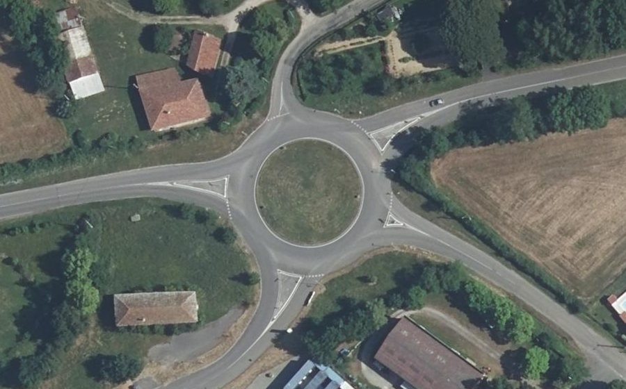 Vue aérienne du Rond-point anonyme n°822306340