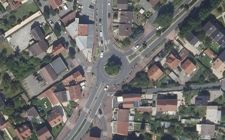 Vue aérienne du Rond-point anonyme n°82245801
