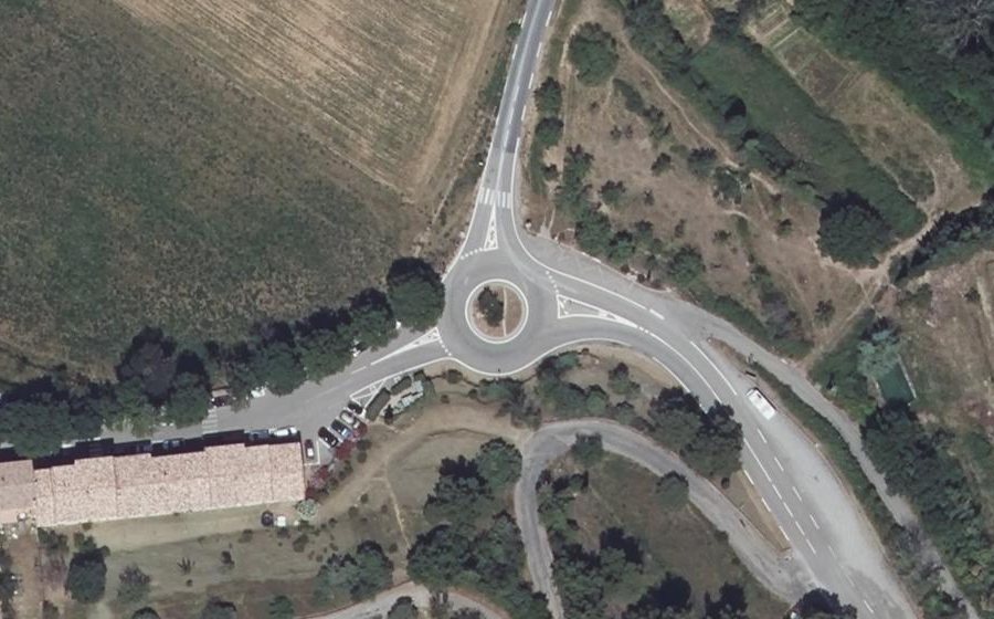 Vue aérienne du Rond-point anonyme n°82246358