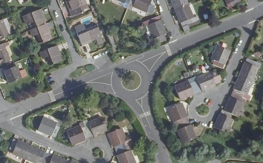 Vue aérienne du Rond-point anonyme n°82282996