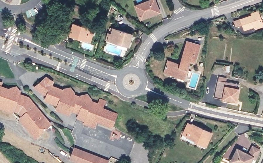 Vue aérienne du Rond-point anonyme n°822849260