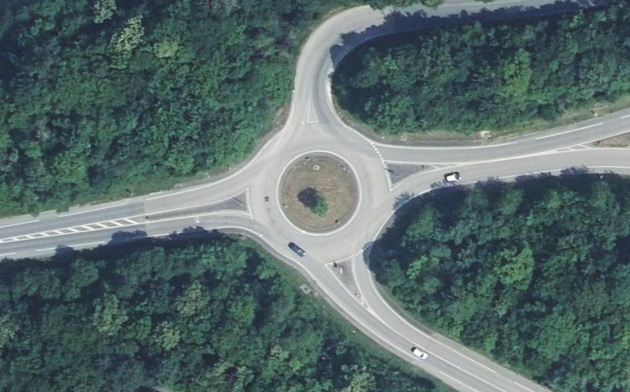 Vue aérienne du Rond-point anonyme n°82287882