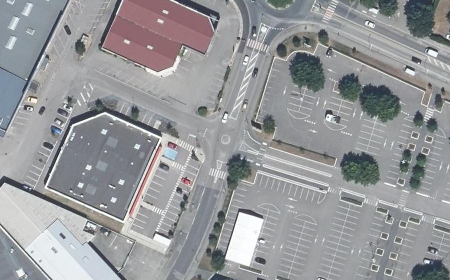 Vue aérienne du Rond-point anonyme n°823488091
