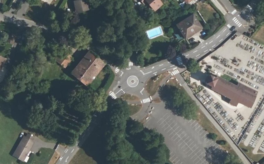 Vue aérienne du Rond-point anonyme n°823782213