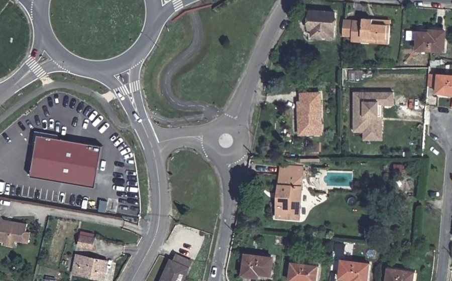 Vue aérienne du Rond-point anonyme n°823928273