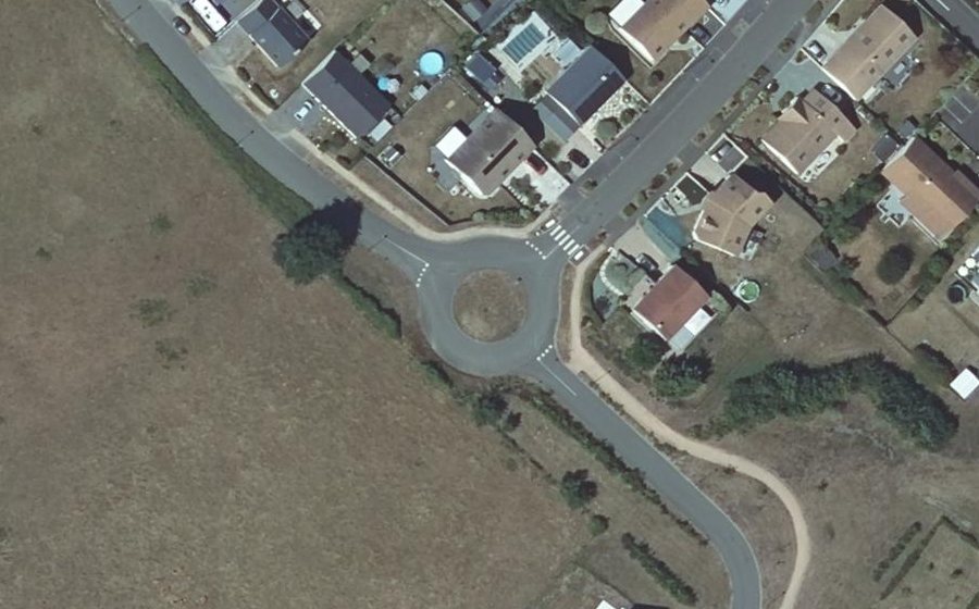 Vue aérienne du Rond-point anonyme n°824146136