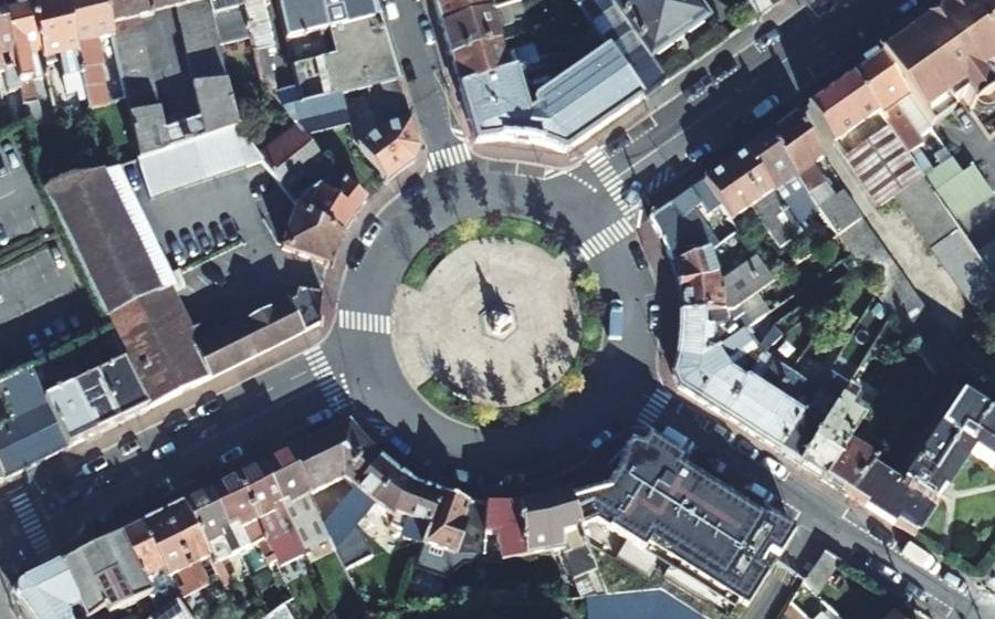 Vue aérienne du Rond-point anonyme n°82494706