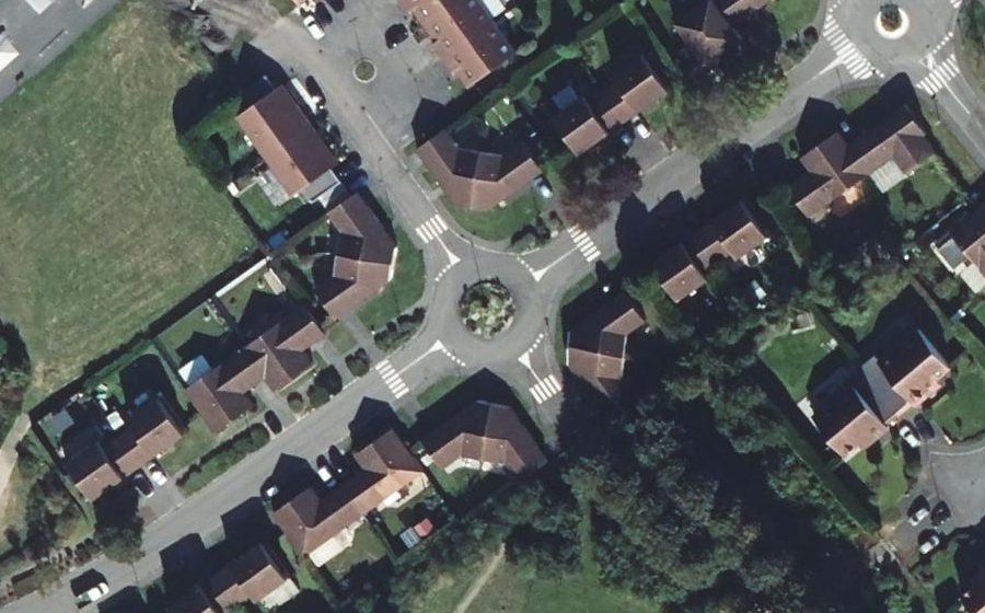 Vue aérienne du Rond-point anonyme n°82494738