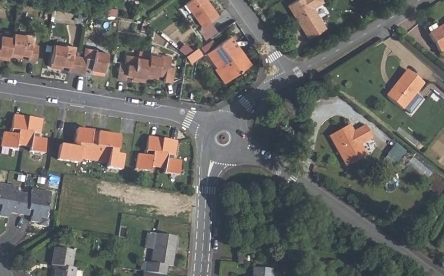Vue aérienne du Rond-point anonyme n°82516830