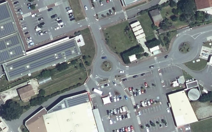 Vue aérienne du Rond-point anonyme n°825781749