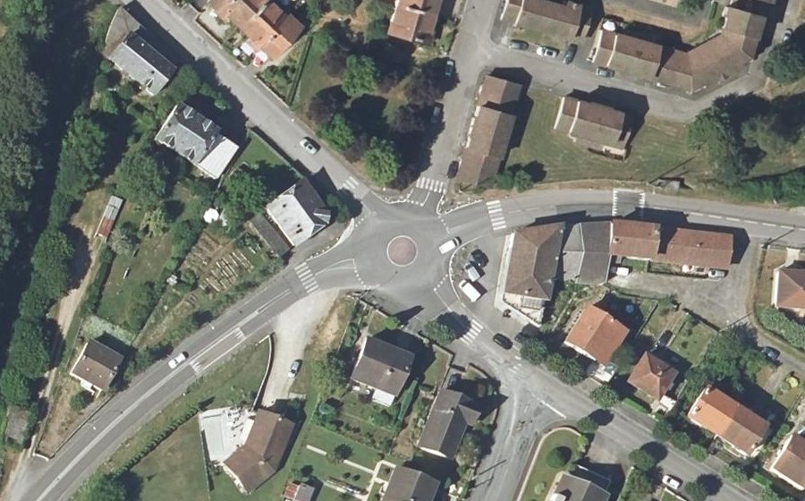 Vue aérienne du Rond-point anonyme n°82608904