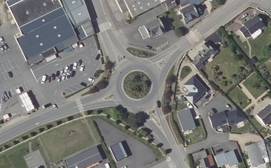 Vue aérienne du Rond-point anonyme n°82626521