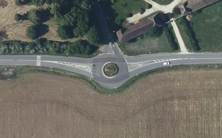 Vue aérienne du Rond-point anonyme n°82629376