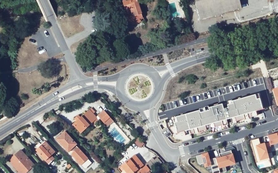 Vue aérienne du Rond-point anonyme n°826528288