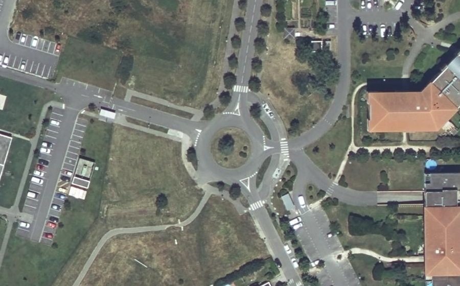 Vue aérienne du Rond-point anonyme n°82676650