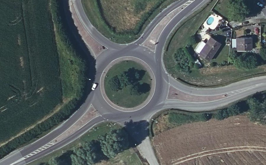 Vue aérienne du Rond-point anonyme n°82710978