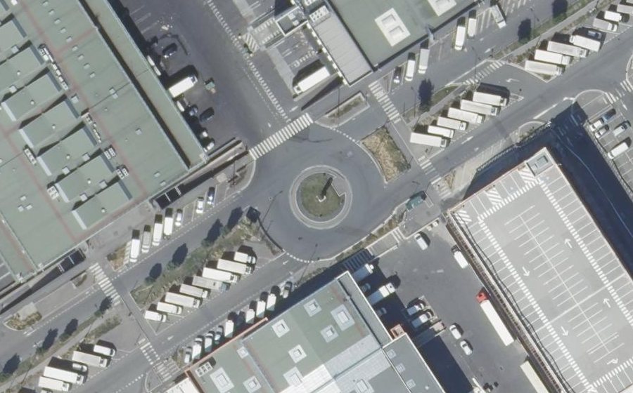 Vue aérienne du Rond-point anonyme n°827149175