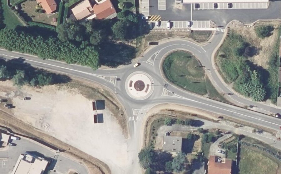 Vue aérienne du Rond-point anonyme n°827365296